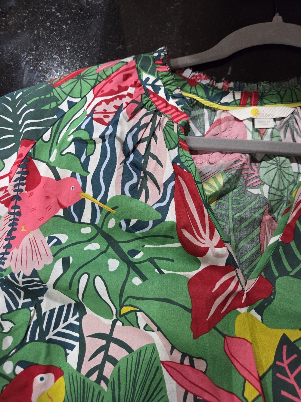 Boden Tropical Leaf & Parrot V-Neck Blouse - Green, Pink, Yellow - Size 16/18 - Picture 7 of 8